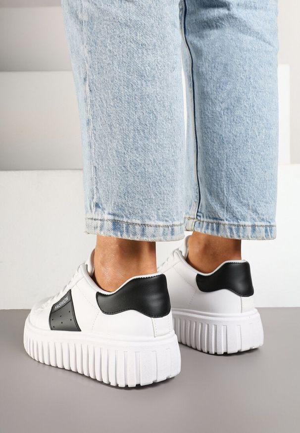 Renee - Białe Sneakersy na Tłoczonej Platformie Ozdobione Pasem Eleandelle. Okazja: na co dzień. Zapięcie: sznurówki. Kolor: biały. Materiał: jeans. Wzór: aplikacja. Obcas: na platformie