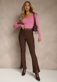 Renee - Różowy Sweter o Taliowanym Kroju z Nieregularnym Dekoltem w V Fenalissa. Okazja: na co dzień. Kolor: różowy. Długość: krótkie. Sezon: zima, jesień. Styl: casual #4