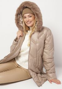 Born2be - Brązowa Pikowana Kurtka z Kapturem z Odpinanym Futerkiem Sevea. Okazja: na spacer. Typ kołnierza: kaptur. Kolekcja: plus size. Kolor: brązowy. Materiał: futro. Styl: klasyczny, sportowy #4
