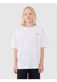 4f - T-shirt oversize z napisem chłopięcy - biały. Okazja: na co dzień. Kolor: biały. Materiał: bawełna, jersey, dzianina. Długość rękawa: krótki rękaw. Długość: krótkie. Wzór: napisy. Sezon: lato. Styl: sportowy, casual, klasyczny