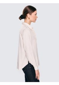 Big-Star - Koszula damska błyszcząca perłowa Saliki 103. Okazja: na spotkanie biznesowe. Typ kołnierza: kołnierzyk klasyczny. Kolor: biały. Materiał: tkanina, jeans, poliester, wiskoza. Wzór: gładki. Styl: klasyczny, elegancki, biznesowy #3