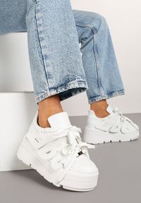 Renee - Białe Sneakersy Vices na Płaskiej Podeszwie z Geometryczną Aplikacją Nelenith. Okazja: na co dzień. Kolor: biały. Materiał: jeans. Wzór: geometria, aplikacja. Obcas: na płaskiej podeszwie #4