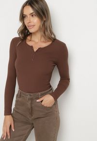 Born2be - Brązowa Prążkowana Bluzka z Bawełny z Długim Rękawem i Guziczkami Amendria. Okazja: na co dzień. Kolor: brązowy. Materiał: bawełna, prążkowany. Długość rękawa: długi rękaw. Długość: długie. Styl: casual #5