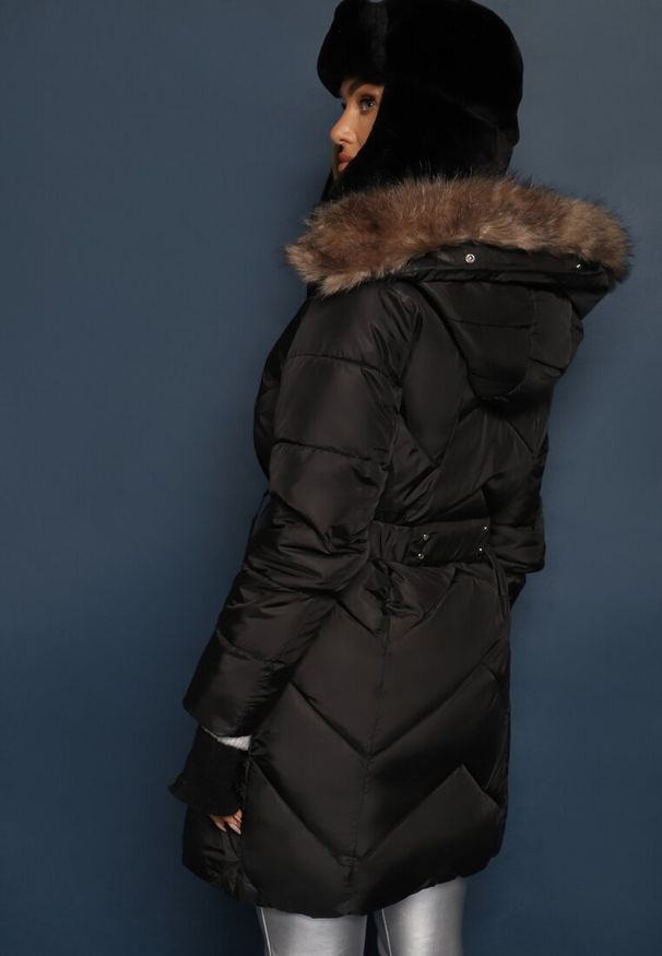 Renee - Czarna Długa Pikowana Kurtka w Stylu Parki z Troczkiem w Pasie i Sztucznym Futerkiem Abelasa. Okazja: na co dzień. Kolor: czarny. Materiał: futro. Długość: długie. Sezon: zima. Styl: klasyczny, casual, street