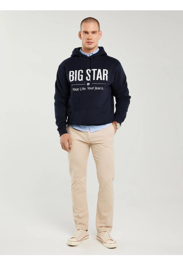 Big-Star - Bluza męska z kapturem z logo BIG STAR granatowa Ashlyno 403. Typ kołnierza: kaptur. Kolor: niebieski. Materiał: dzianina. Wzór: aplikacja, nadruk
