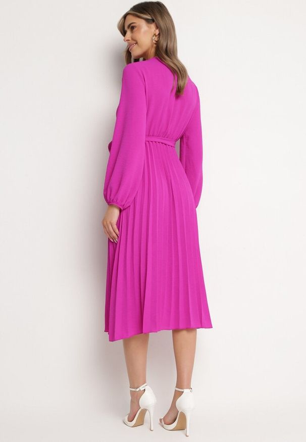 Born2be - Fuksjowa Sukienka Mesyre. Okazja: do pracy, na randkę. Typ kołnierza: dekolt w kształcie V. Kolor: różowy. Materiał: materiał. Typ sukienki: kopertowe, plisowane. Długość: midi