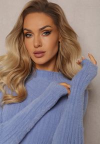 Renee - Niebieski Prążkowany Sweter z Wełną i Dłuższym Włosiem Izarina. Kolor: niebieski. Materiał: wełna, prążkowany. Długość: długie #4