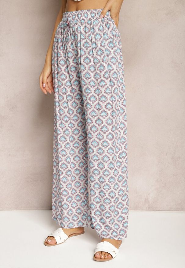Renee - Jasnoniebieskie Szerokie Spodnie z Gumką w Talii z Wiskozy w Mozaikowy Print Wavelette. Okazja: na co dzień. Stan: podwyższony. Kolor: niebieski. Materiał: wiskoza. Wzór: nadruk. Styl: elegancki, casual