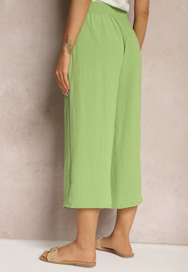 Renee - Jasnozielone Spodnie Palazzo z Gumką w Talii i Długością Nogawki 3/4 Moolia. Kolekcja: plus size. Kolor: zielony. Materiał: materiał