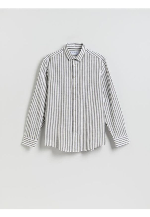 Reserved - Koszula regular fit w paski - oliwkowy. Kolor: oliwkowy. Materiał: tkanina, bawełna. Wzór: paski