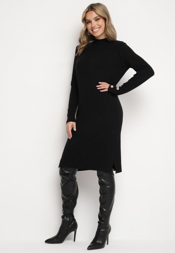 Born2be - Czarna Sweterkowa Sukienka z Modalem i Wiskozą Ozdobiona Guzikami Hesalttia. Okazja: na co dzień. Kolor: czarny. Materiał: wiskoza. Długość rękawa: długi rękaw. Wzór: aplikacja. Typ sukienki: proste. Styl: casual, elegancki
