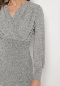 Born2be - Szara Dopasowana Sukienka z Kopertowym Dekoltem i Bufiastymi Rękawami Ulonissa. Kolor: szary. Materiał: tkanina. Sezon: zima. Typ sukienki: kopertowe. Styl: klasyczny #3