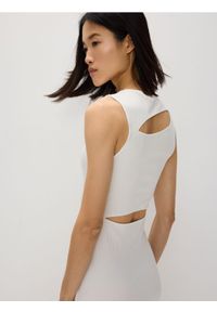 Reserved - Sukienka z wycięciami - biały. Kolor: biały. Materiał: wiskoza