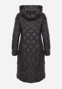 Born2be - Czarna Długa Pikowana Kurtka z Kapturem Sisilara. Okazja: na co dzień, na spacer. Typ kołnierza: kaptur. Kolor: czarny. Długość: długie. Sezon: zima, jesień. Styl: klasyczny, casual, elegancki #4