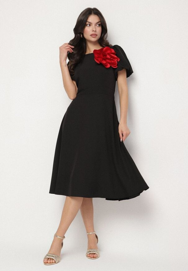 Born2be - Czarna Sukienka Vices o Rozkloszowanym Kroju z Odpinanym Kwiatem 3D Rallarea. Kolor: czarny. Wzór: kwiaty. Sezon: wiosna, lato