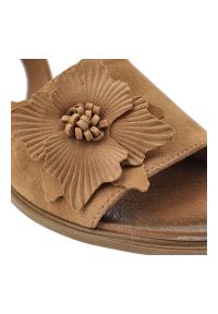 Sandały damskie Armodo, cholewka ze skóry naturalnej o gładkiej strukturze z ozdobnym kwiatem na przodzie, odkryta konstrukcja z regulowanym zapięcie. Okazja: na co dzień. Zapięcie: pasek. Kolor: brązowy. Wzór: gładki, kwiaty. Materiał: skóra. Sezon: lato. Obcas: na obcasie. Styl: casual, elegancki, klasyczny. Wysokość obcasa: niski #7