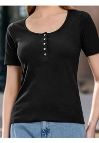 Sinsay - Prążkowana koszulka z guzikami - czarny. Kolor: czarny. Materiał: prążkowany #1