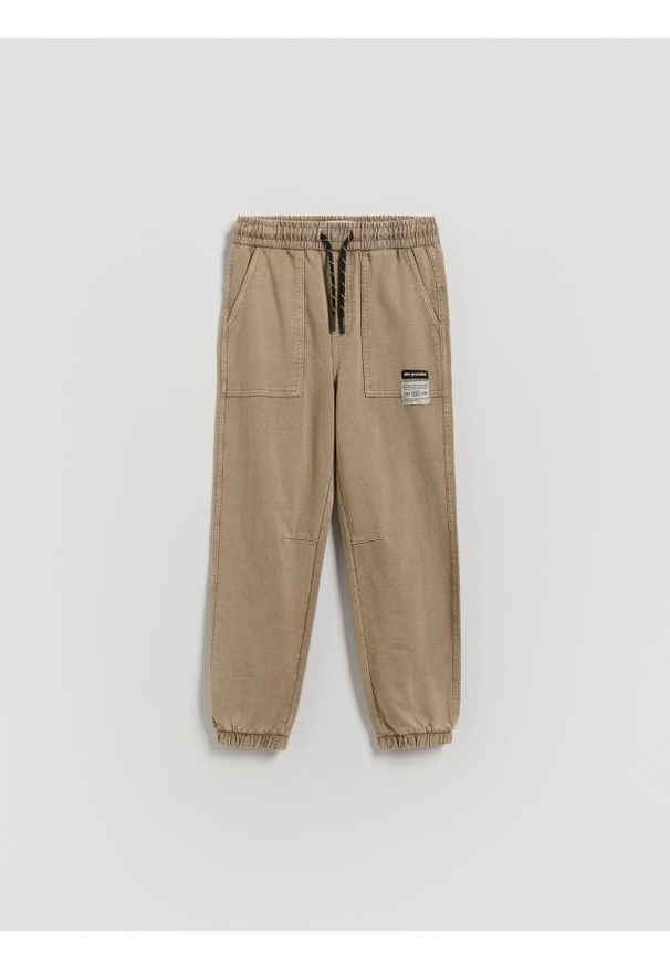 Reserved - Joggery z efektem sprania - zielony. Kolor: zielony. Materiał: bawełna, dzianina