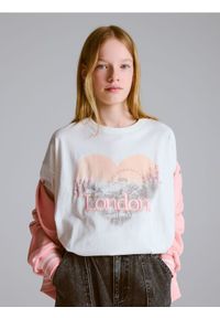 Reserved - Luźny t-shirt z nadrukiem - złamana biel. Materiał: bawełna. Wzór: nadruk #1