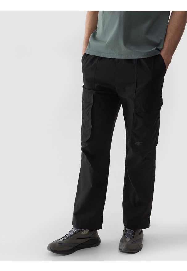 4f - 4F Spodnie casual cargo 4Way Stretch męskie - czarne L. Okazja: na co dzień. Kolor: czarny. Materiał: syntetyk, materiał, tkanina. Styl: casual