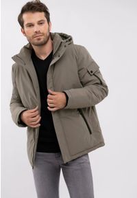 Volcano - Ciepła kurtka J-BRUNO. Okazja: na co dzień. Typ kołnierza: kołnierzyk stójkowy. Kolor: szary. Materiał: materiał, dzianina. Wzór: gładki. Sezon: zima. Styl: casual #1