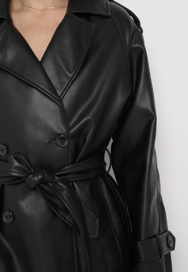 Born2be - Czarny Dwurzędowy Płaszcz Wiązany w Pasie z Kieszeniami Asella. Okazja: na co dzień. Kolor: czarny. Materiał: jeans. Styl: klasyczny, casual, elegancki