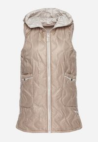 Born2be - Ciemnobeżowa Kamizelka Pikowana z Kapturem i Wsuwanymi Kieszeniami Ravloti. Okazja: do pracy, na co dzień, na spotkanie biznesowe. Typ kołnierza: kaptur. Kolor: beżowy. Styl: casual, biznesowy #5