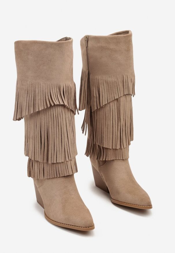 Renee - Ciemnobeżowe Kozaki Kowbojki na Stożku Ozdobione Frędzlami Giolanda. Okazja: na co dzień. Kolor: beżowy. Wzór: aplikacja. Obcas: na stożku. Styl: casual. Wysokość obcasa: średni