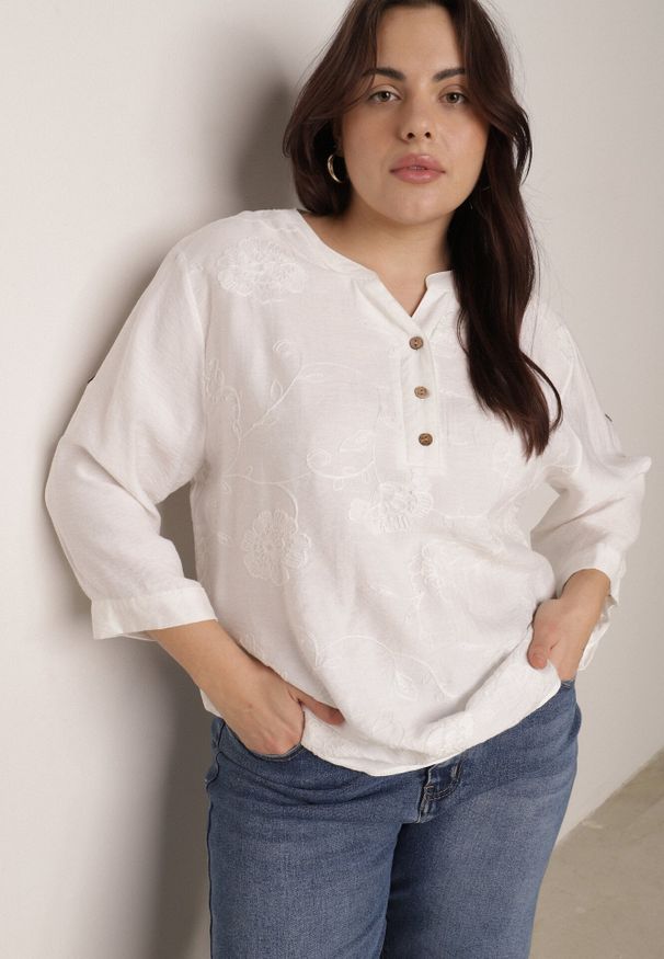 Born2be - Biała Bluzka Ozdobiona Guzikami i Haftowanymi Kwiatami Delmana. Okazja: na co dzień. Kolekcja: plus size. Kolor: biały. Materiał: materiał, tkanina. Wzór: aplikacja, kwiaty, haft. Sezon: lato. Styl: klasyczny, casual