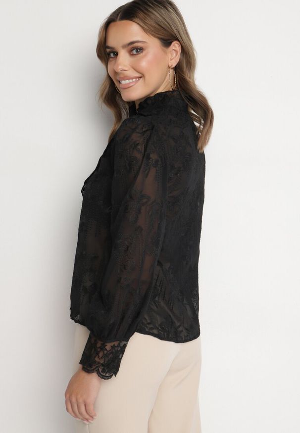Born2be - Czarna Koronkowa Koszula ze Stójką i Ozdobnym Haftem Adelith. Okazja: na co dzień, do pracy, na spotkanie biznesowe. Typ kołnierza: kołnierzyk stójkowy. Kolor: czarny. Materiał: koronka. Wzór: haft. Styl: biznesowy, casual