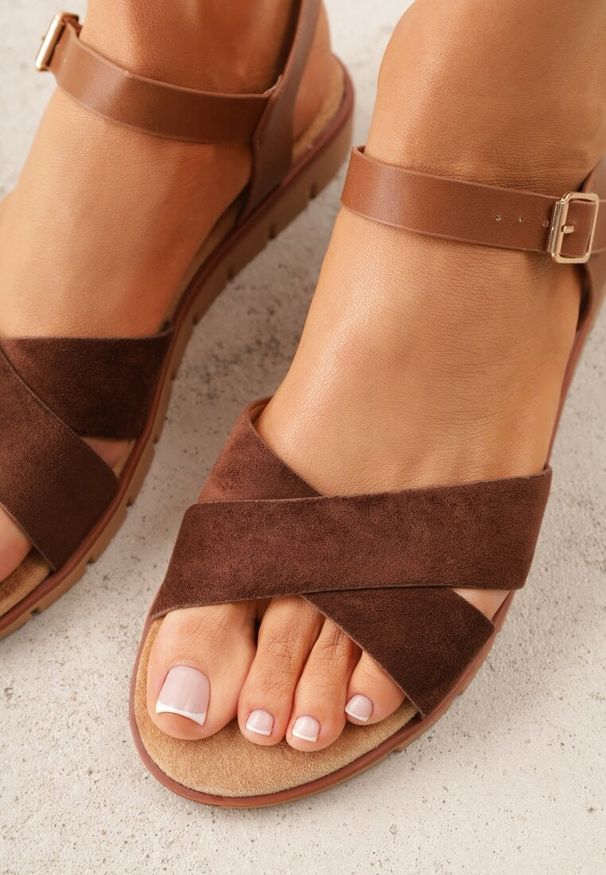 Renee - Ciemnobrązowe Płaskie Sandały VICES z Cholewką ze Skrzyżowanymi Paskami Emelika. Zapięcie: pasek. Kolor: brązowy. Wzór: haft. Styl: boho