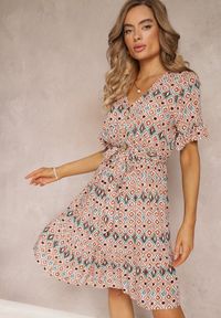 Renee - Jasnoróżowa Sukienka Mini z Gumką w Pasie i Falbanką z Wiskozy Ellison. Kolor: różowy. Materiał: wiskoza. Długość rękawa: krótki rękaw. Długość: mini