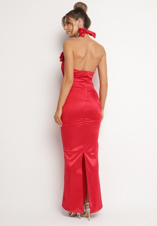 Born2be - Czerwona Satynowa Sukienka Wiązana na Szyi z Wycięciem pod Biustem i Różyczką Roneza. Kolor: czerwony. Materiał: satyna. Styl: elegancki