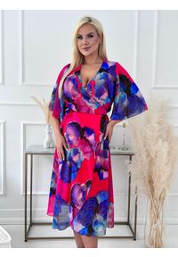 Moda Size Plus Iwanek - Koralowa elegancka sukienka Sarita w wielokolorowy print o kopertowym kroju na wesele XXL OVERSIZE LATO. Okazja: na wesele, na ślub cywilny. Typ kołnierza: dekolt w kształcie V. Kolor: pomarańczowy, wielokolorowy. Materiał: tkanina, poliester, elastan. Wzór: nadruk. Sezon: lato. Typ sukienki: oversize, kopertowe. Styl: elegancki. Długość: midi #1