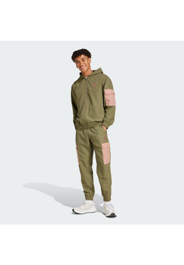 Adidas - Dres Sportswear Woven Cargo. Kolor: beżowy. Materiał: dresówka