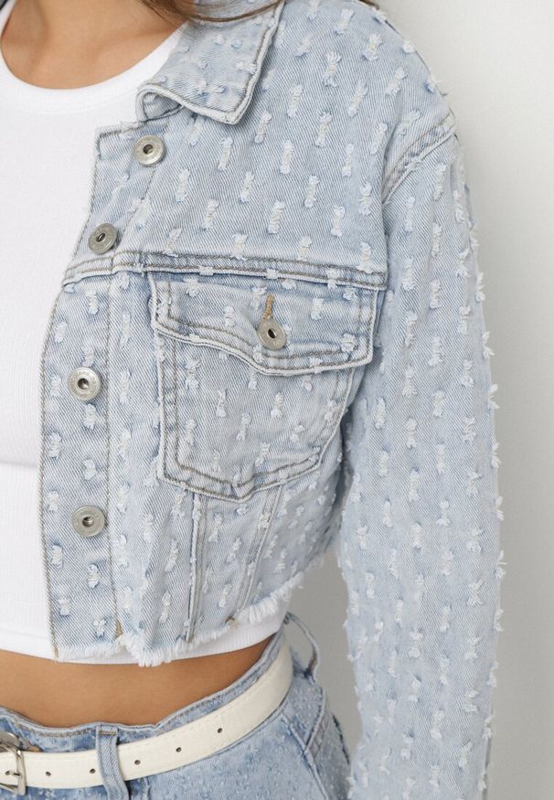 Born2be - Jasnoniebieska Kurtka Jeansowa o Krótkim Kroju Zdobiona Przetarciami Zaritia. Okazja: na co dzień. Kolor: niebieski. Materiał: jeans. Długość rękawa: długi rękaw. Długość: krótkie. Wzór: aplikacja. Styl: elegancki, casual, klasyczny