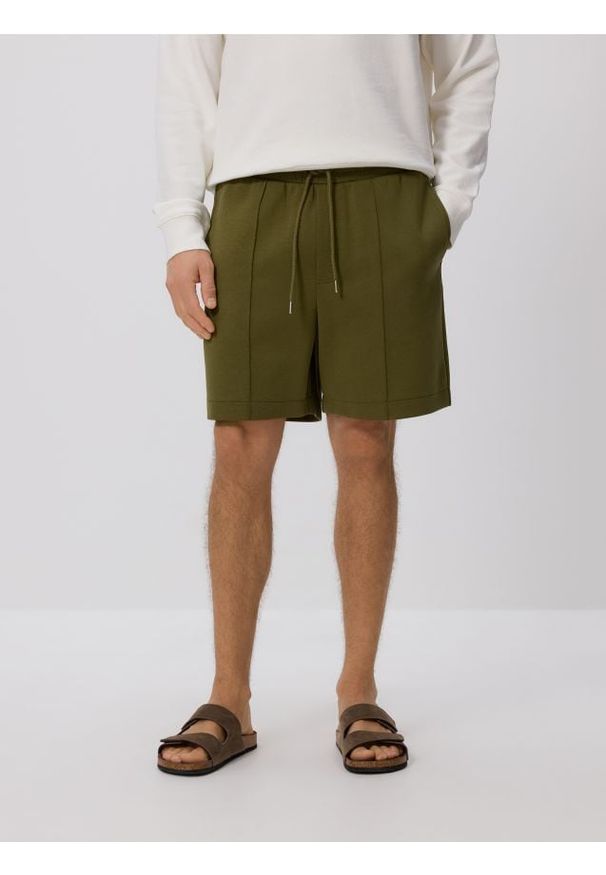 Reserved - Szorty comfort z przeszyciami - jasny zielony. Kolor: zielony. Materiał: bawełna, dzianina