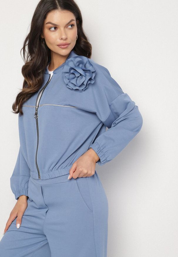 Born2be - Niebieski Komplet Dresowy z Wiskozą Szerokie Spodnie i Bluza ze Stójką i Broszką Redasena. Kolor: niebieski. Materiał: dresówka, wiskoza