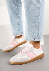 Born2be - Biało-Różowe Sneakersy Tenisówki z Ozdobnymi Paskami Nelidi. Okazja: na co dzień, na spacer. Zapięcie: pasek. Kolor: biały. Materiał: jeans. Obcas: na obcasie. Wysokość obcasa: niski. Sport: turystyka piesza