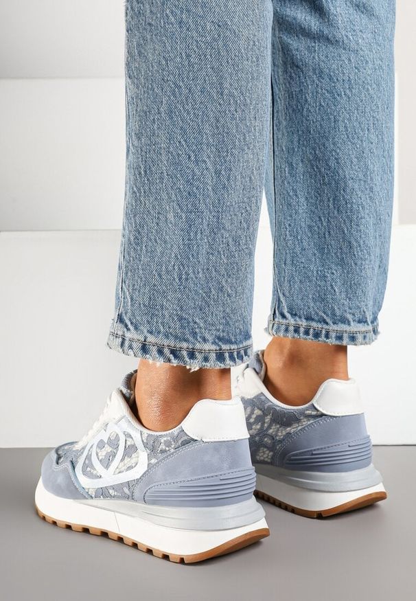 Renee - Niebieskie Sneakersy z Koronkowymi Zdobieniami Dallriva. Okazja: na co dzień. Kolor: niebieski. Materiał: koronka. Wzór: aplikacja. Obcas: na płaskiej podeszwie