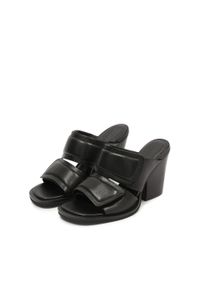 Kazar - Klapki na ścinanym obcasie z dwoma szerokimi paskami. Kolor: czarny. Materiał: skóra. Wzór: paski. Obcas: na obcasie. Styl: wizytowy, klasyczny. Wysokość obcasa: średni #7
