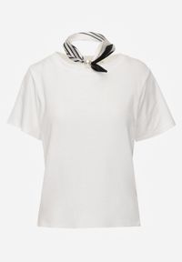 Born2be - Biały Bawełniany T-shirt z Satynową Apaszką Cloud. Okazja: do pracy, na co dzień. Kolor: biały. Materiał: bawełna, satyna. Styl: elegancki, casual #7