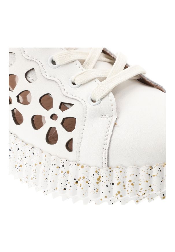 Sneakersy damskie Artiker, cholewka ze skóry naturalnej ażurowe wycięcia motyw kwiatowy wiązanie klasyczne, białe, 56C1167. Okazja: na co dzień. Zapięcie: sznurówki. Kolor: biały. Materiał: skóra. Szerokość cholewki: normalna. Wzór: kwiaty, ażurowy