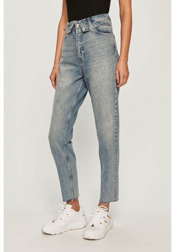 Calvin Klein Jeans - Jeansy Mom Jean. Stan: podwyższony. Kolor: niebieski. Materiał: bawełna, denim