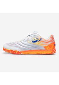 KIPSTA - Buty do piłki nożnej halowej Kipsta Eskudo Pro Futsal skórzane 2025/26 Pulse. Kolor: czerwony, pomarańczowy, wielokolorowy, żółty. Materiał: skóra. Szerokość cholewki: normalna. Sport: piłka nożna
