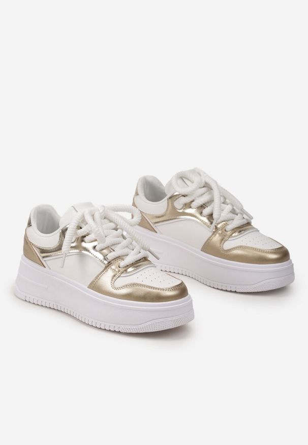 Renee - Biało-Złote Sneakersy z Cholewką z Licznymi Wstawkami na Grubej Podeszwie Lenarise. Okazja: na co dzień. Kolor: biały. Materiał: dresówka, jeans. Szerokość cholewki: normalna
