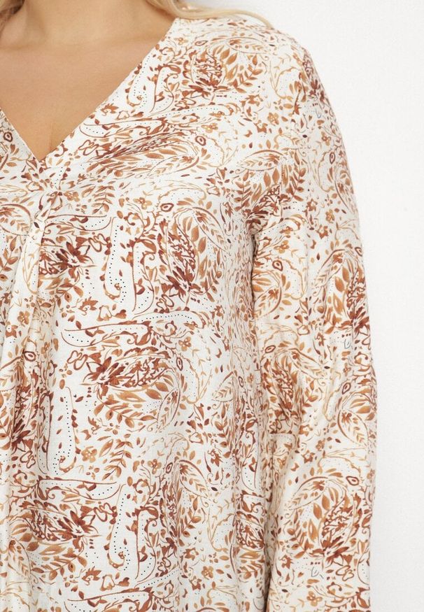 Born2be - Brązowa Bluzka z Wiskozą w Abstrakcyjny Print Silzia. Kolekcja: plus size. Kolor: brązowy. Materiał: wiskoza. Wzór: nadruk
