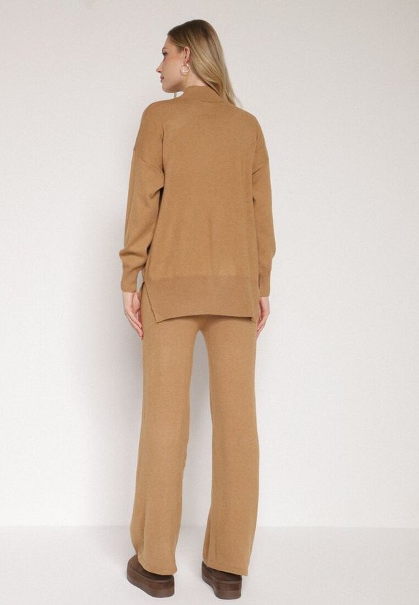 Born2be - Beżowy Klasyczny Dzianinowy Komplet z Wiskozą Szerokie Spodnie i Sweter Półgolf Reillena. Kolor: beżowy. Materiał: wiskoza, dzianina