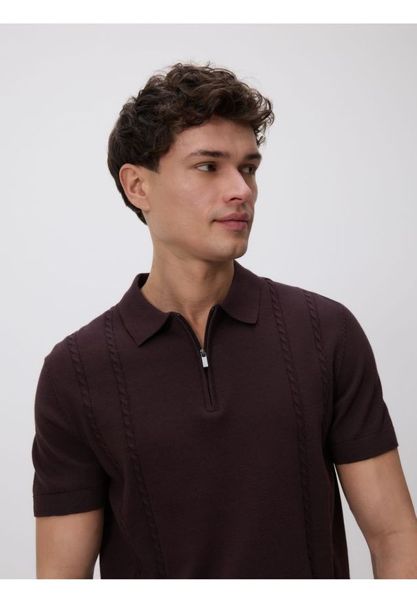 Reserved - Bawełniany sweter polo - ciemnobrązowy. Typ kołnierza: polo. Kolor: brązowy. Materiał: bawełna