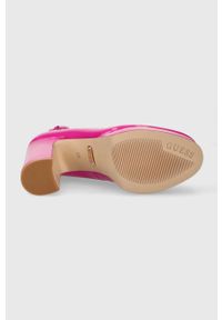Guess czółenka TEMIS kolor różowy na słupku FL7TMS PAF08. Nosek buta: okrągły. Kolor: różowy. Materiał: skóra. Obcas: na słupku. Wysokość obcasa: średni #3